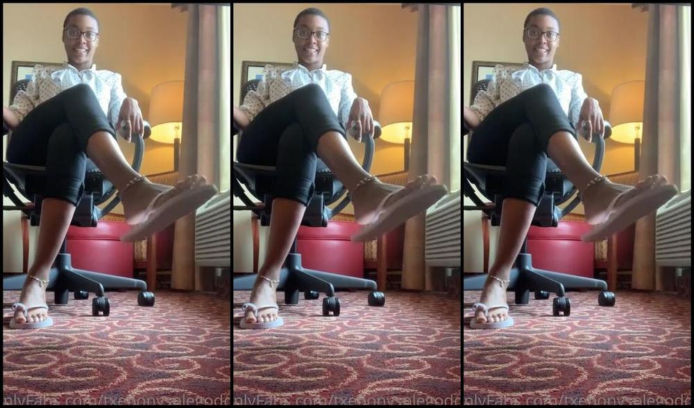 Toes100K Onlyfans Caught You Under My Desk