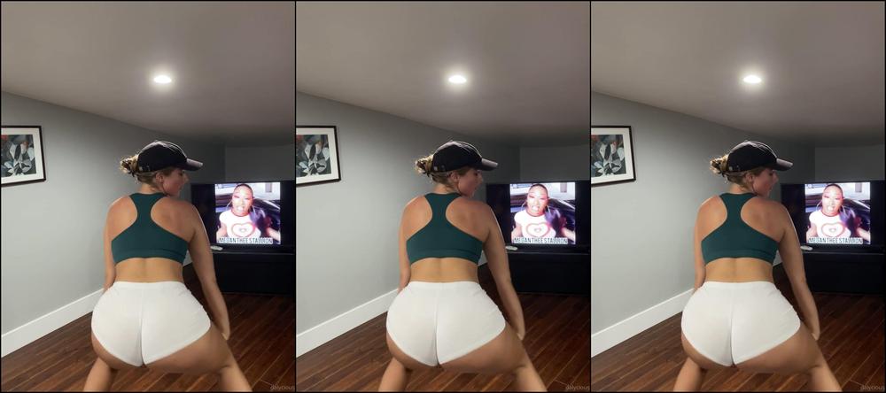 Bigduchvip 2226844635 09 21 2021 A Lil Bit Of Bodysuit Amp A Lot Of Booty Shorts A Whole Damn Movie For