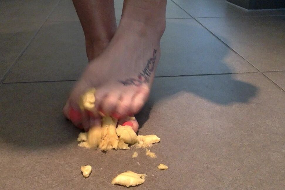 Misstiff P Ling N Squashing A Banana With Feet