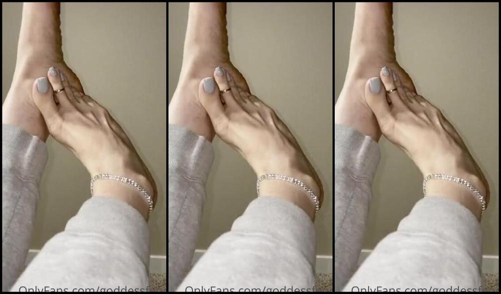 Fendi Feet Aka Goddessfendi Onlyfans Who Wants To Cover This Gorgeous Mani Pedi You Get A 5 Min Customp