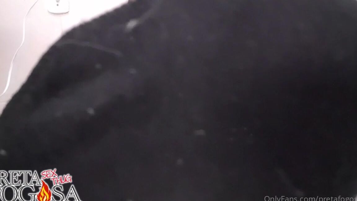 Pretafogosaofc 2149555774 06 30 2021 Chegando Molhadinha Da Academia Mostro Os Meus P S Suados Para O Podo Com Meias E De