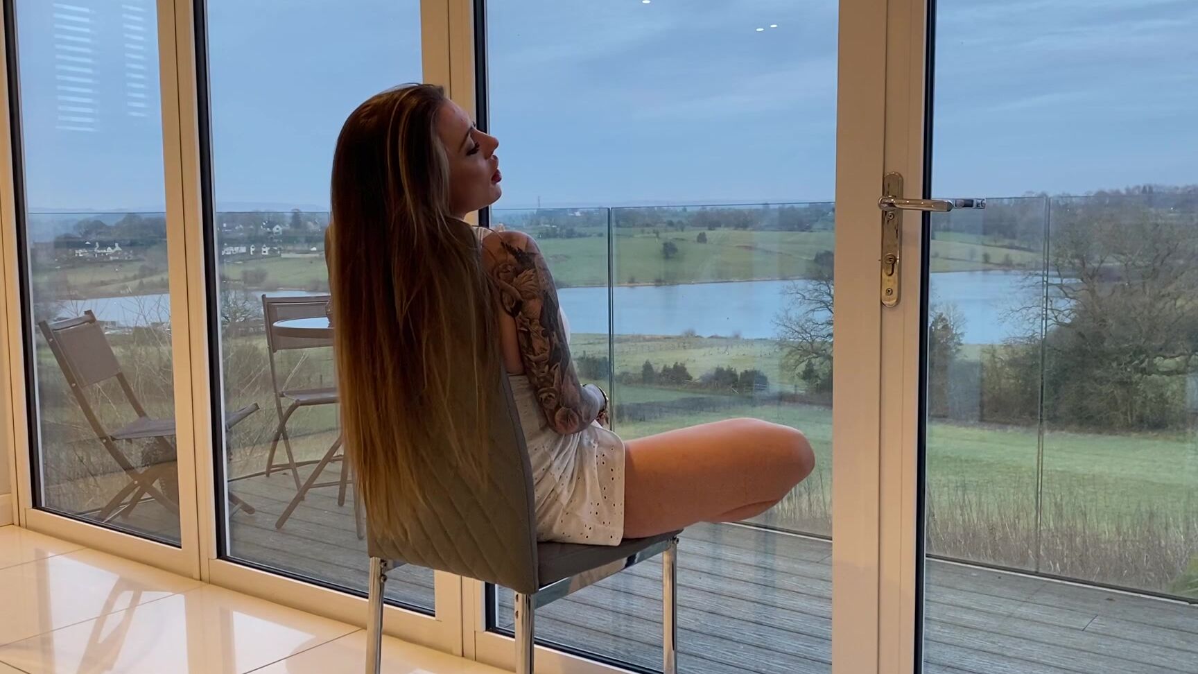 "SuzieLove212" amateur, housewives, long hair, squirt, squirting SQUIRT all over the Balcony Glass Door Manyvids