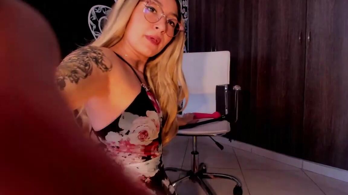 "RoxyModel" dancing, spanking, tattoos, twerk, whip Spanks in delicate dress manyvids