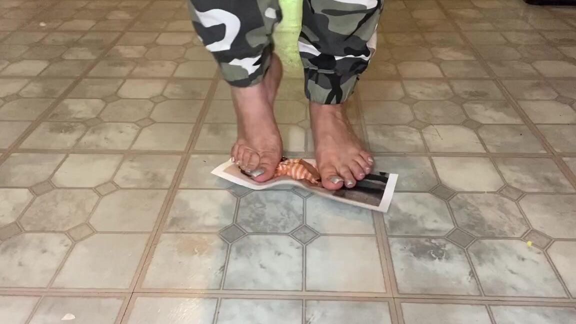 Anushkavelvet Onlyfans This Loser Loved Me Stomping And Spitting On His Photo So Much That He Wanted Me To Share This With