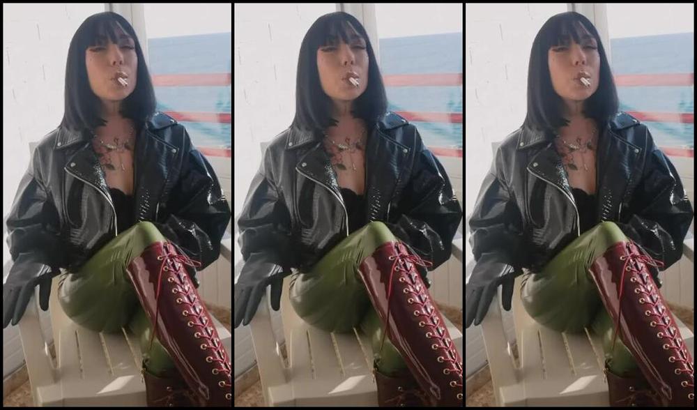 Queen Kinkerbell Nicknamed Kinkerbell23 Onlyfans The Suns Shining But Im Still Here With My Skin Tight Outfit Head To Toe In Squeaky Db