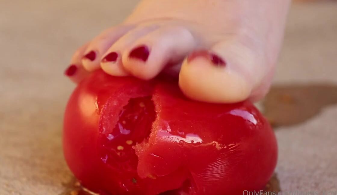 Lalalaura Nicknamed Lauras Kingdom 08 15 2022 Onlyfans Video Lauras Barefoot Tomato Crush Laura Is Back With Red Toenails