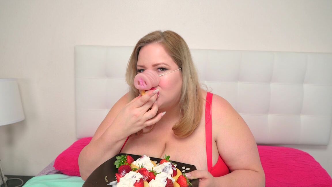 Elizaallure Miss Piggy Eats