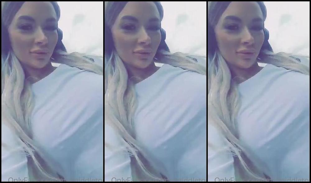 Mia Middleton Nicknamed Miamiddleton Onlyfans Watch My Tits While I Walk Home