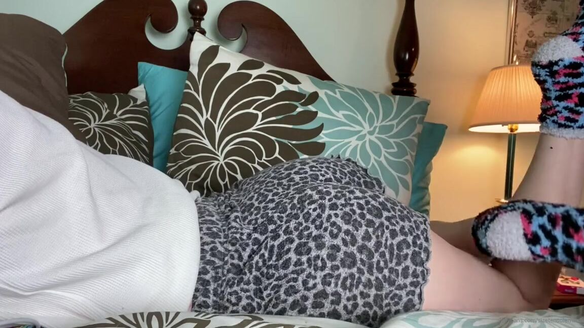 Sizetensolemates Onlyfans Ignoring You While I Online Shopdont These Fuzzy Socks Look Yummy On My Feet