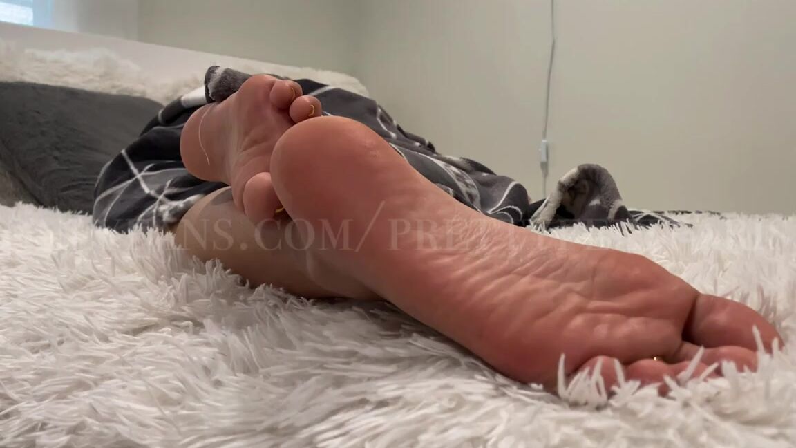 Goddess Paris Nicknamed Prettyfeetparis Onlyfans 254 Are You Watching My Feet While I Sleep What A Creep