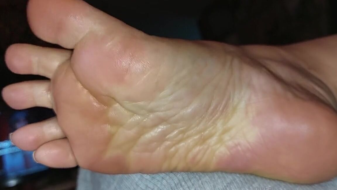 Mica Sandy Nicknamed Sandysmallfeet Onlyfans Do You Like Soles Or Toes More