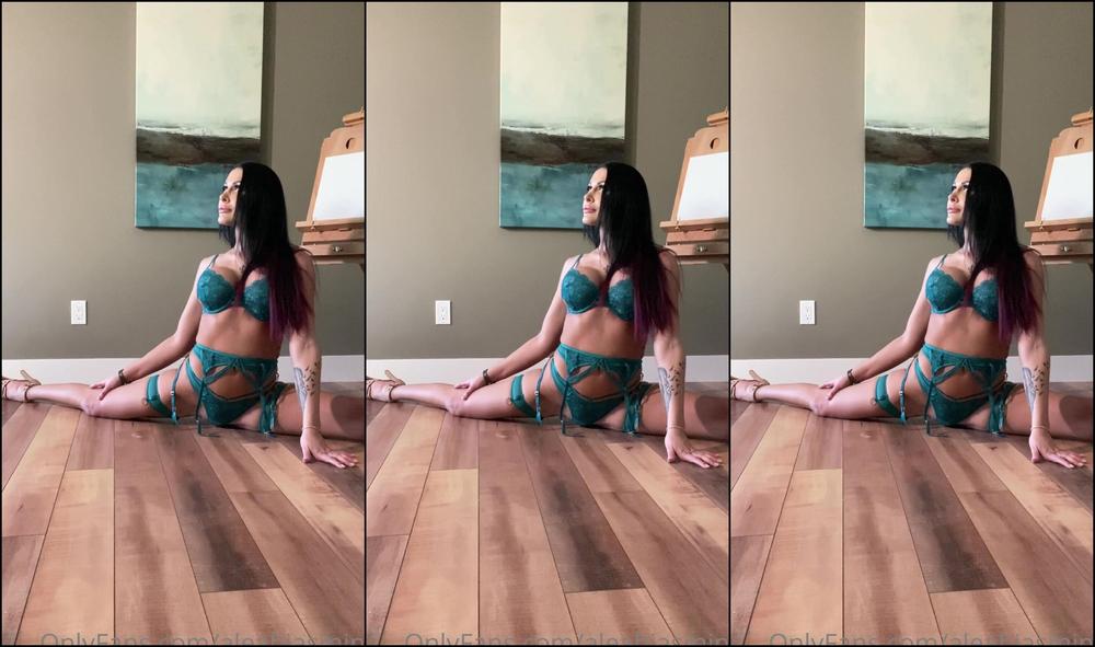 aleahjasmine-28-02-2021-2043009561-8-minutes-of-behind-the-scenes-with-the-lovely-elite-photography.-this-girl-literally-work