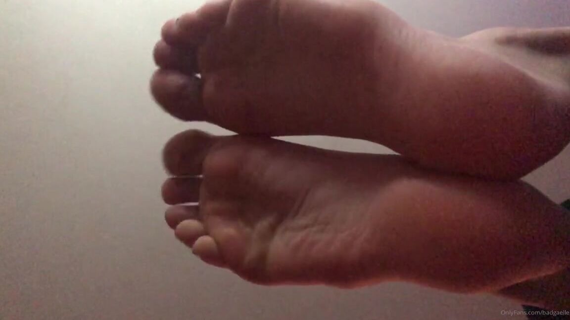 Goddessgaelle Nicknamed Badgaelle Onlyfans Video Joi Viens Te Branler En Adulant Mes Pieds
