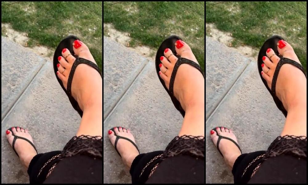 Sofieesoles Onlyfans Red Toes In Flip Flops Drop