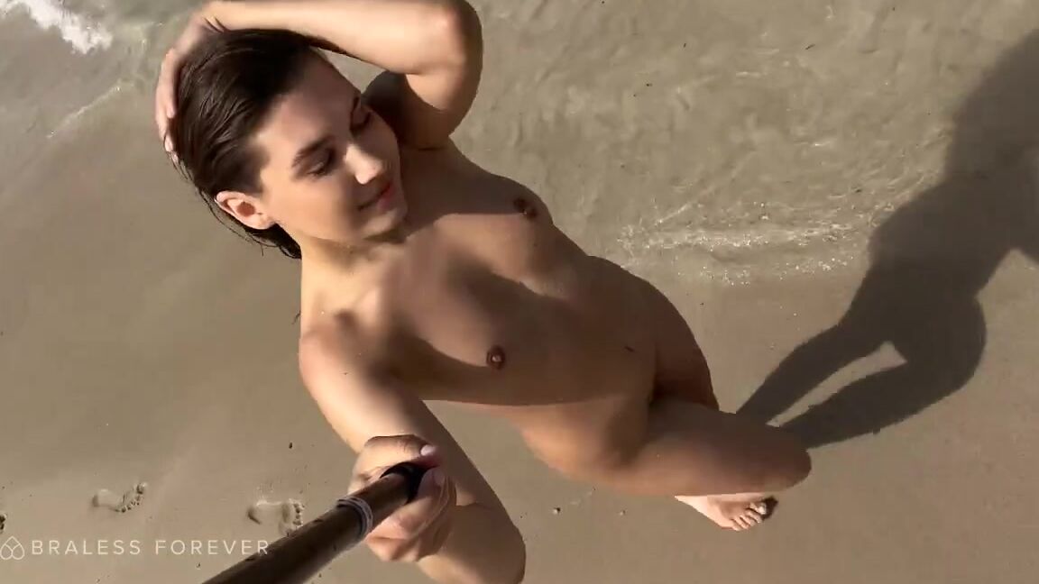 Bralessforever 2022 11 01 Ellie Nude Selfie Walk