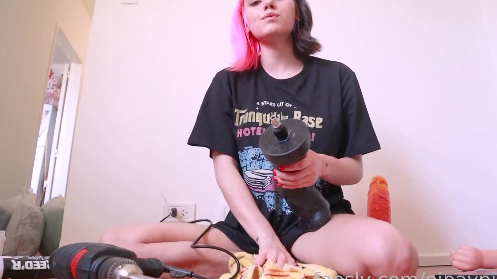 pipaypipo 25 10 2022 441348490291851264 a girl and a drill i didnt want to do it alone lol made a video so that ur with me Fansly