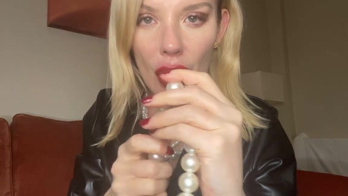 Lady Phoenix Nicknamed Ladyphoenix Ldn Onlyfans Last Night S Livestream Ever Been Mesmerised By Pearls Leather And A Captivating Mistress S Silky