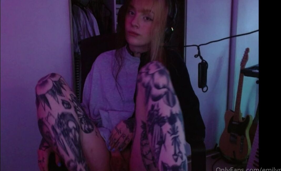 Emilypiexo Someone Needs To Suck My Toes For Me