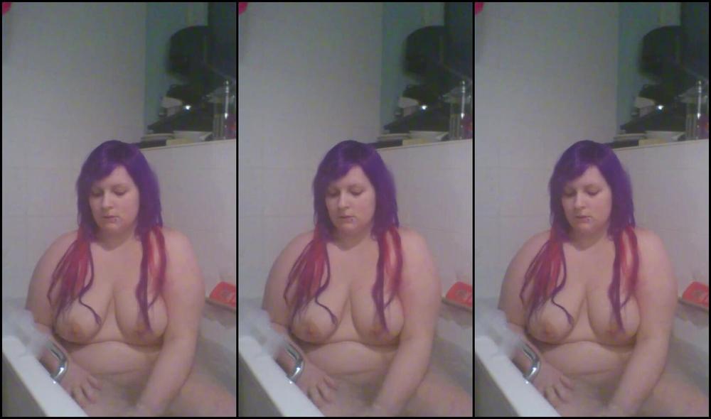 Christinexo Masturbating In Bubble Bath