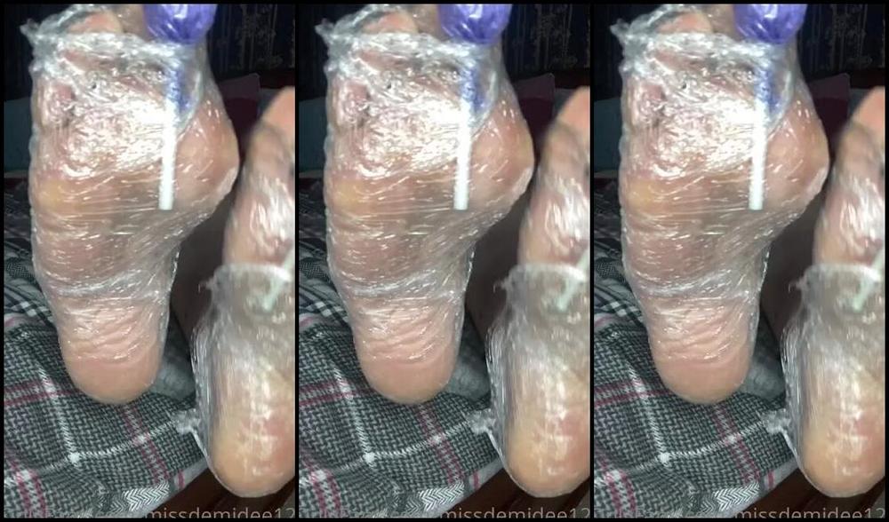 Miss Demi Dee Nicknamed Missdemidee123 Onlyfans Feet Far Too Precious For You Stinking Up Nicely In Cling Film And Shoving A Suckable Lolipop Bet 2