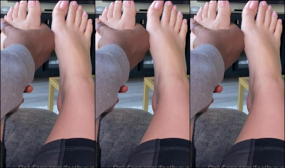 Feetbysvett Getting A Massage With My Fresh Pedicure I Ve Been So Stressed Lately I Need Me All