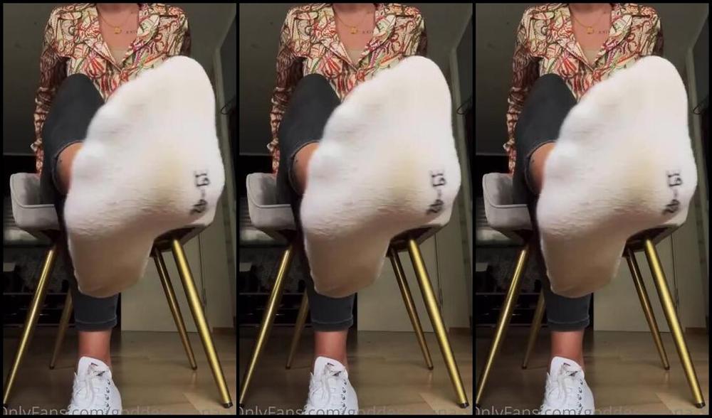 Goddessmona 91 Onlyfans So Klebrig So Schwitzig Du Willst Hier Sein Den Boden Kssen Den Meinen Schwitzigen Fe Berhrenp