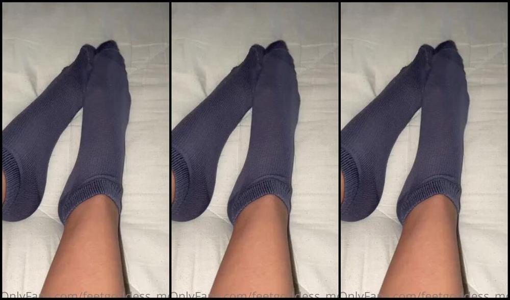 Goddess Mel Nicknamed Feetgoddess Mel Onlyfans Taking Off My Smelly Socks After A Long Day While I Take My Online Class Do You See The Sock Marks