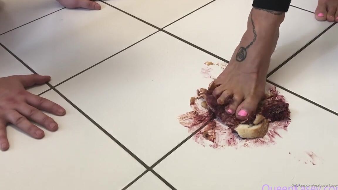 Queenofmean Nicknamed Realqueenkasey 10 18 2019 Onlyfans Video Eat From My Feet Slave