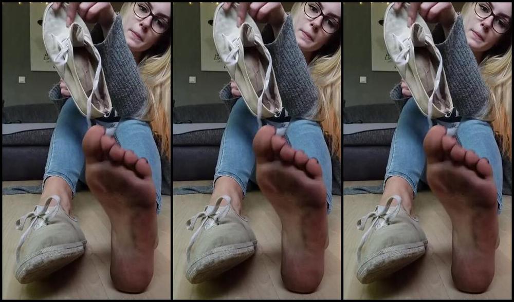 Emmysfeetandsocks Aka Emmyfeetandsocks Onlyfans Now Its Youre Turn Do You Like My Dirty Solesp