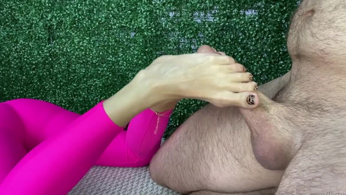 Flirty Paws Nicknamed Flirtypaws Onlyfans Feeture Friday Little Lava Toes Work The Nut Out Of Luckycameraguy Do You Like Me In A Skin Tight