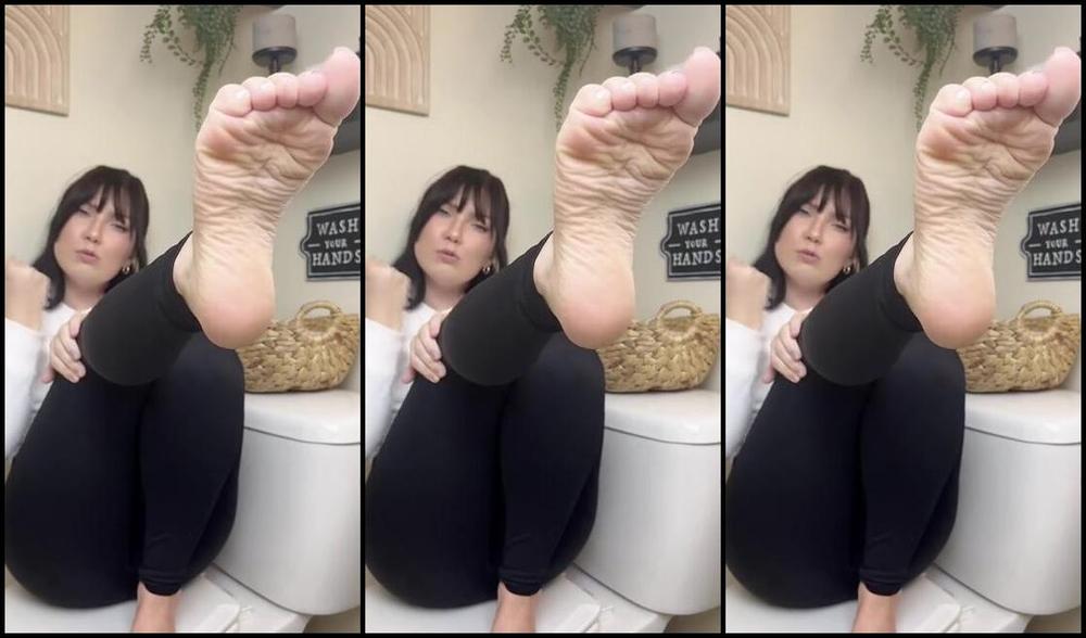 Petite Feet Penelope Aka Penelopestootsies739 Onlyfans House Party Penelope Heads To A House Party To Catch Up With Some Friends While Chatting She Notic