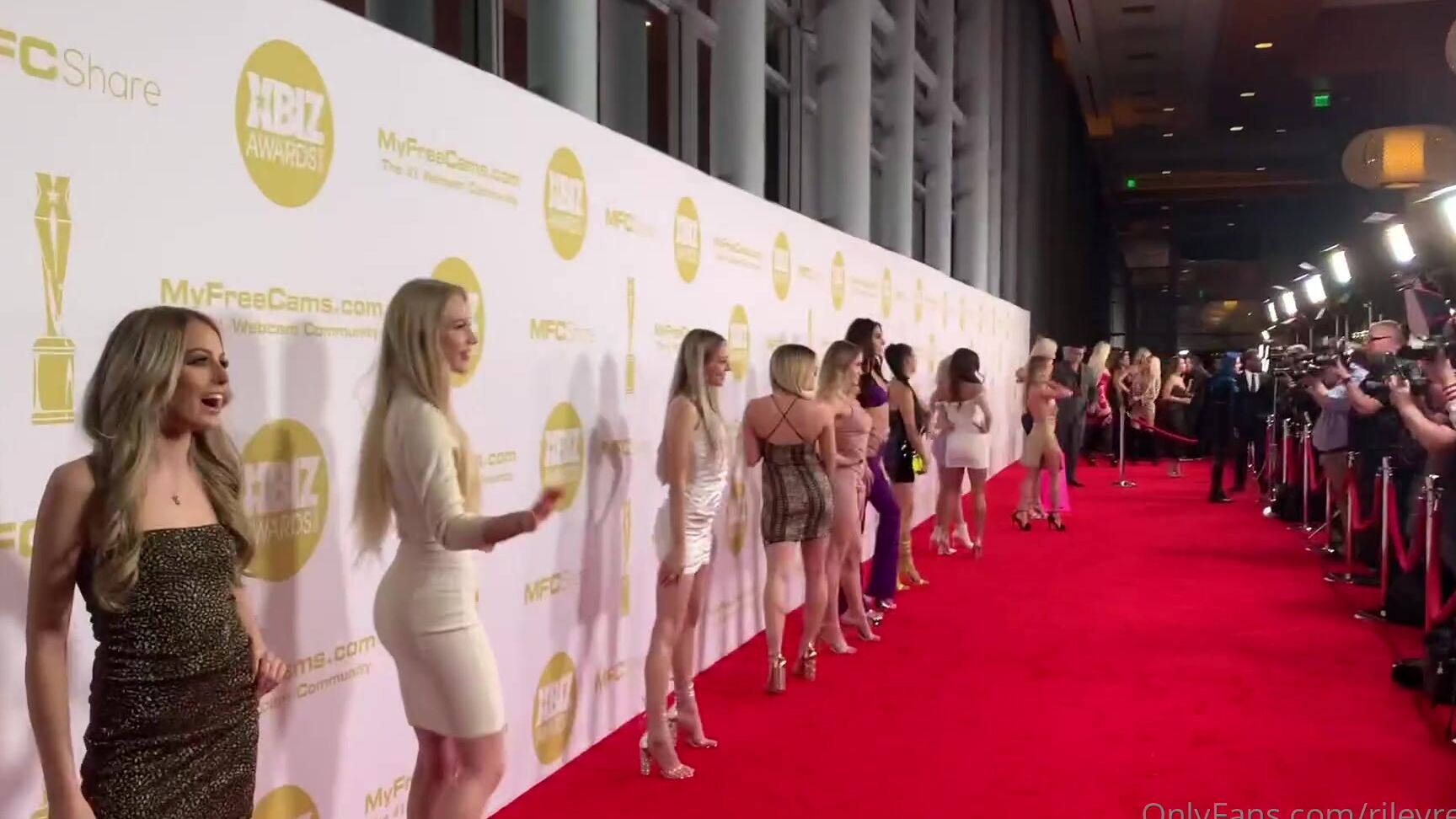 Rileyreidx What Is It Like On A Typical Day For Me Come With Me While I Vlog As I Get Ready To Film