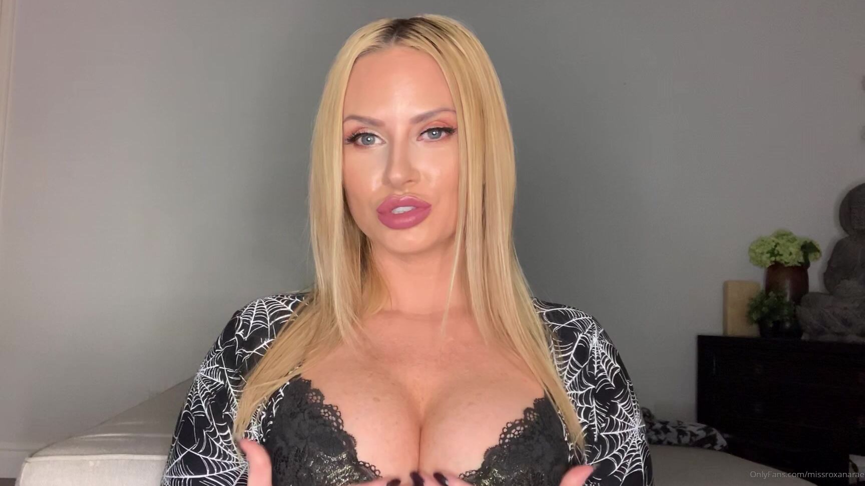 Missroxanarae What S Everyone Doing Today