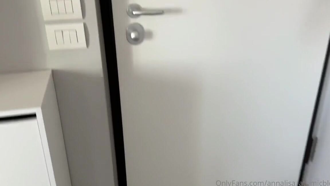 Annalisa Atomicblonde Onlyfans Il Vicino Di Casa Sono Rimasta Senza Acqua Calda Per La Doccia Cos Chiedop