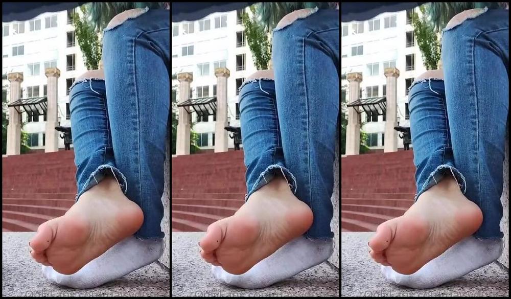 Daisy Duncan Nicknamed Daisyduncan Onlyfans Some Videos Of My Feet While I Was At A Public Park In Portland Tip2