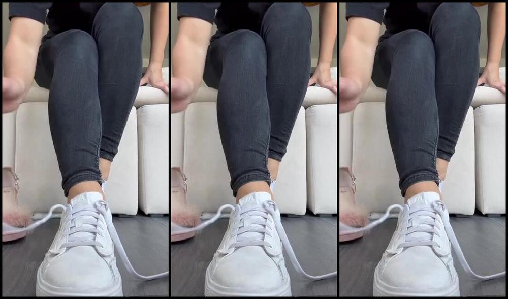 Sarina Jones Nicknamed Sarinajones 12 30 2023 Onlyfans Video Im Taking Off My White Puma Sneaker And My Slightly Dirty Socks