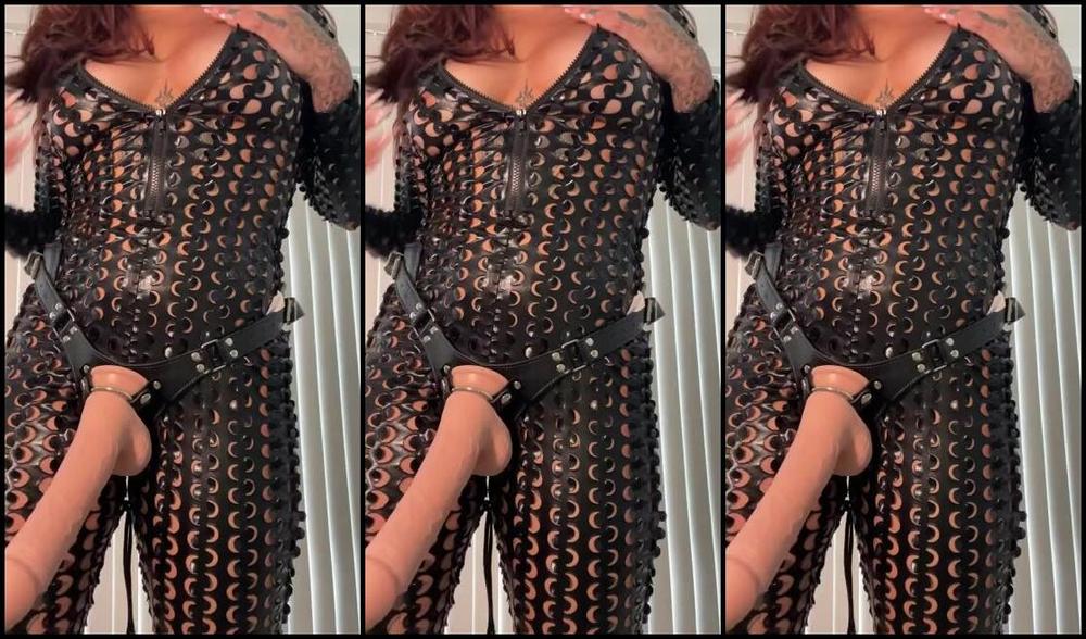 Valentina Fox Nicknamed Ineedvalentina Onlyfans On Your Knees When You Watch This Video I Know How Much My Strap On Triggers You