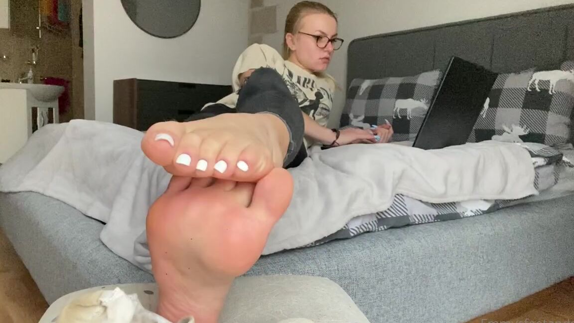 Emmysfeetandsocks Aka Emmyfeetandsocks Onlyfans Sit Down And Enjoy Btw That Was Day 7P
