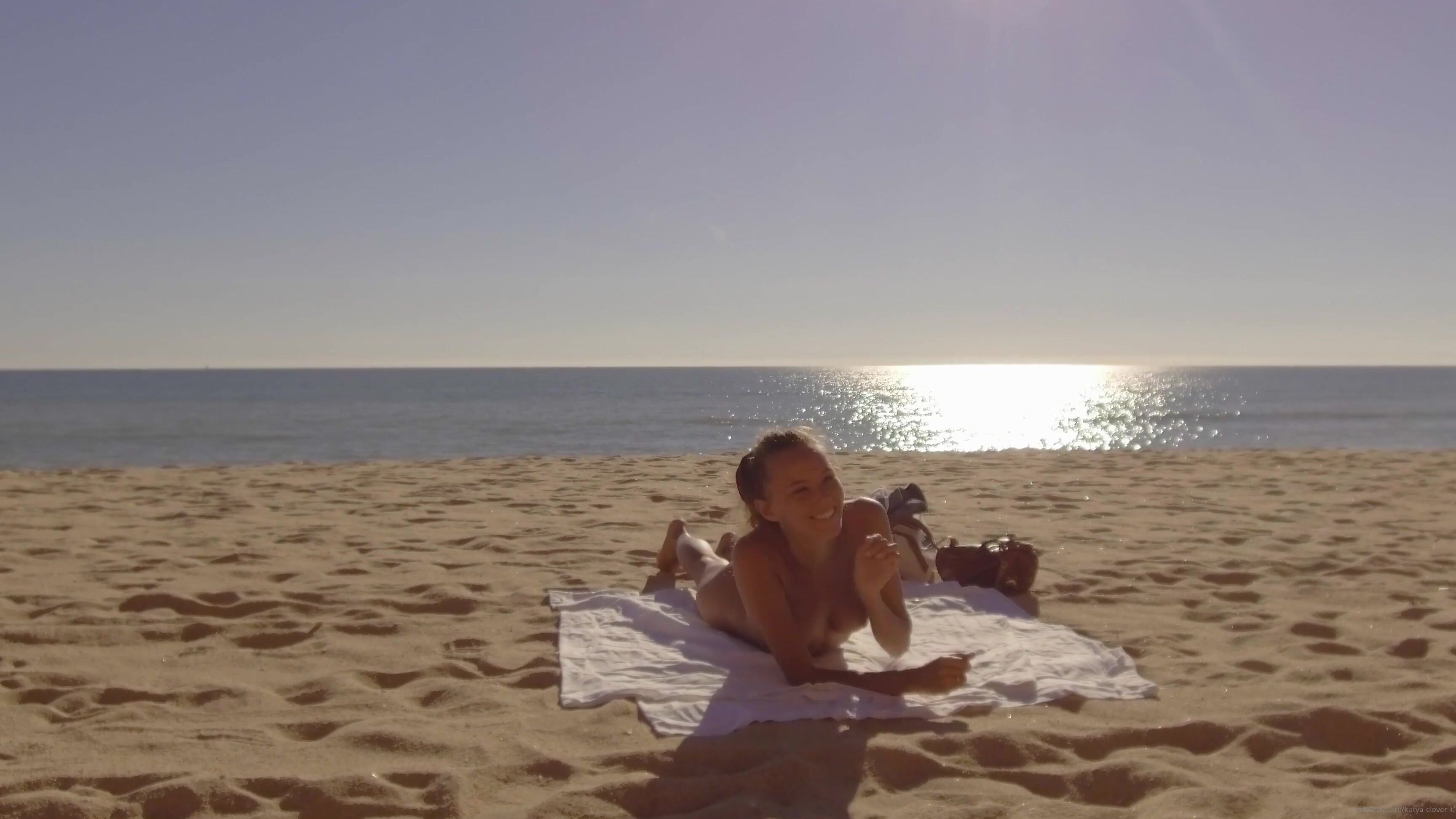 erotic-magazine-01-11-2020-1176880483-searching-for-a-perfect-beach-marinha-beach-view-and-falesia-beach-katya-clover-katyaclo