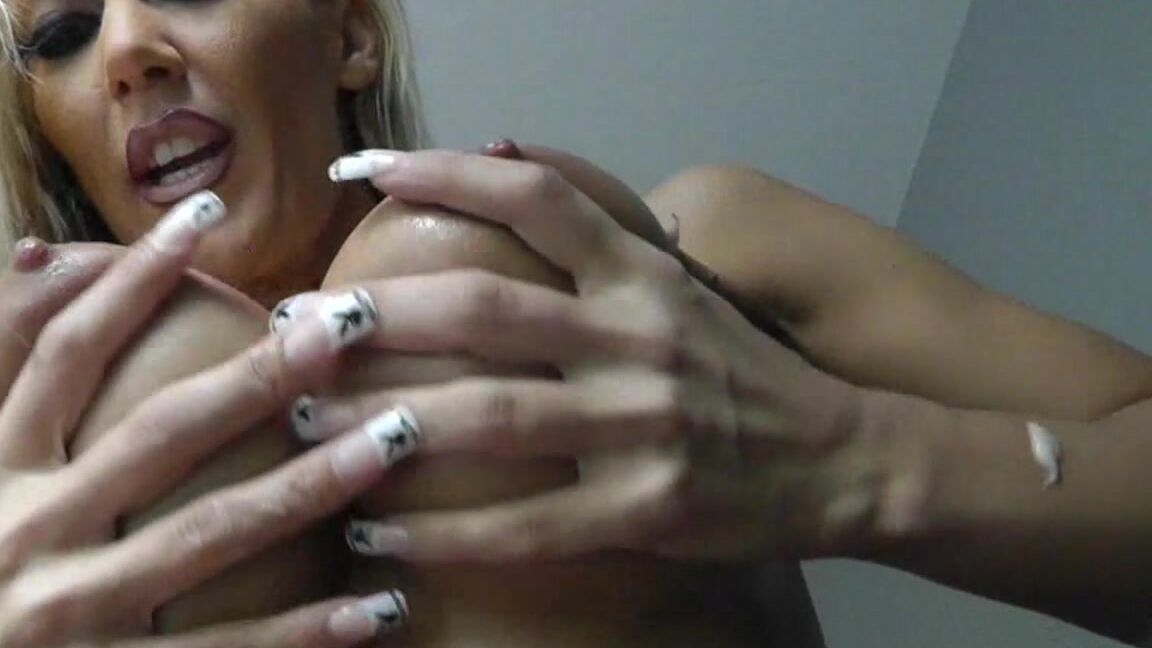 Aileen Taylor - Pralle-Möpse-eincremen-und-massieren MyDirtyHobby