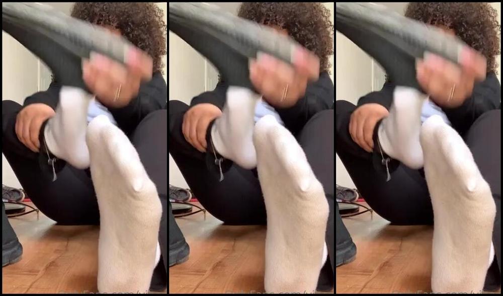 Natasha Aka Vibez3 Onlyfans Just Finished My Mid Day Cardio Wanna Sniff My Sweaty Socks Watch Me Remove Them I Know You