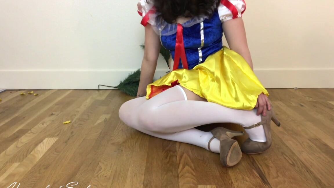Norahsolano Snow White Eats A Cursed Apple