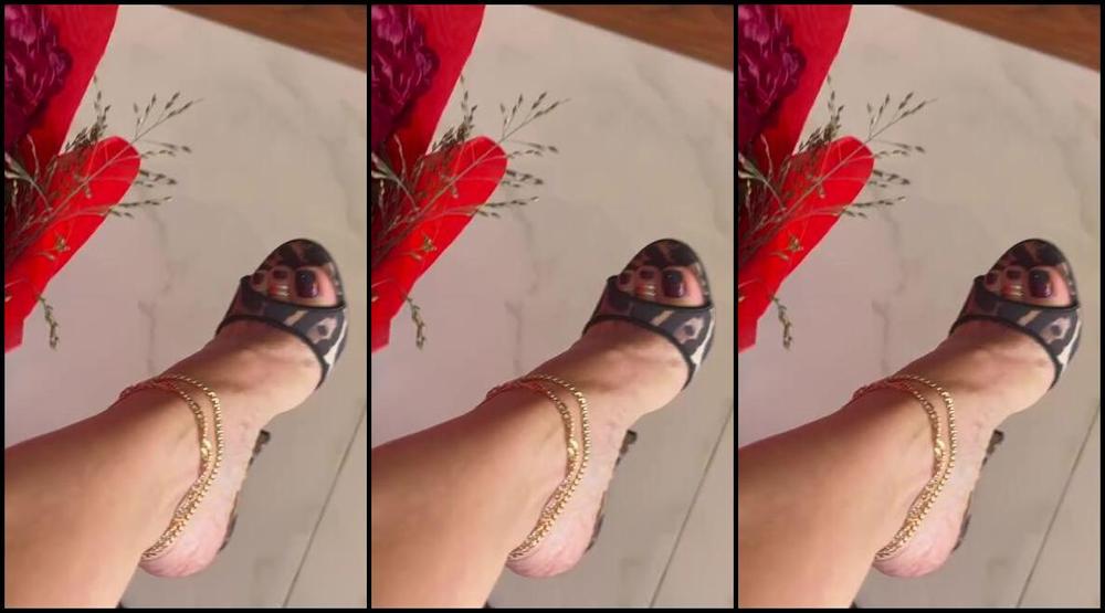 Simply Milena Nicknamed Simplymilena Onlyfans It S Valentine S Day In A Few Days One Of My Fans Here Gave Me These Gorgeous Flowers Thank