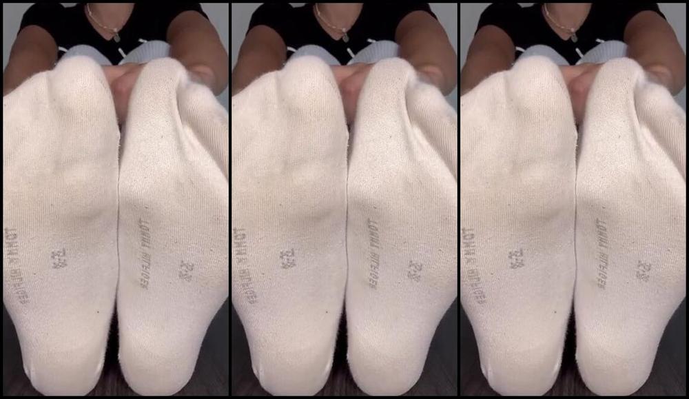 Sarina Jones Nicknamed Sarinajones 11 14 2023 Onlyfans Video Do You Like Dirty Socks Im Showing Some To You