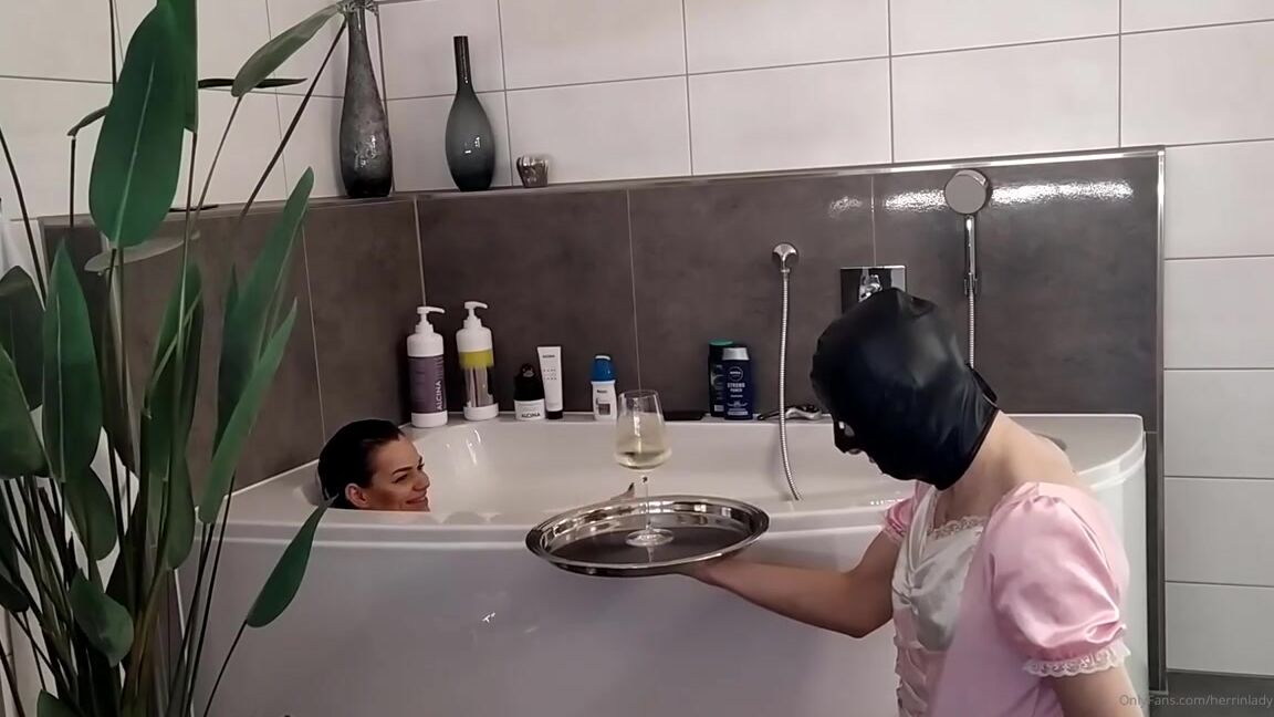 Herrinlady Onlyfans Mein Ehesklave Bedient Mich Beim Badenp