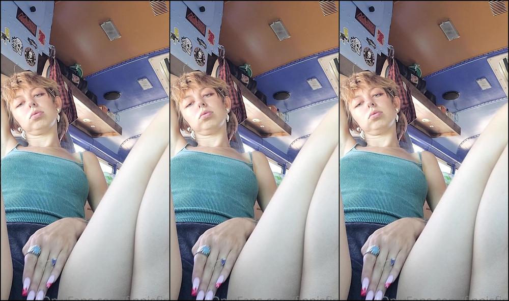 finnisfine-11-07-2021-2159800499-morning-love-touch