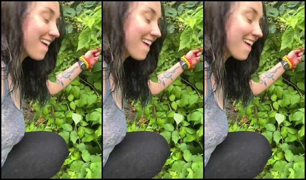 Missarcanaplus Nicknamed Missarcanaplus Onlyfans Just A Quick Bonus Because Its Hard For Me Not To Eat The Berries I Grow When I Walk By Them Lol