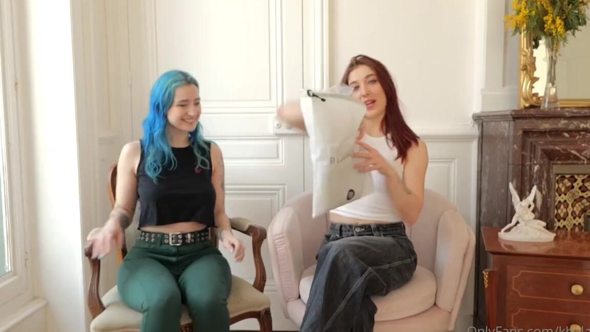 Khalamite Nicknamed Khalamite Onlyfans Dans La Loge Des Filles Lesbian Try On Mon Amie Madelainerousset Ma Offert Un Superbe Ensemble