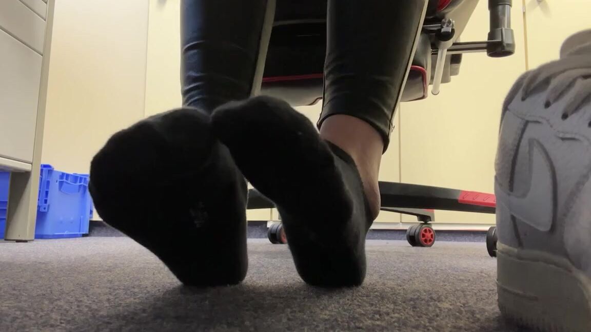 Socksfeet Misstress Nina Onlyfans 02 05 2024 Today You Can Watch Me Work But From Below Where You Belong Do You Like My