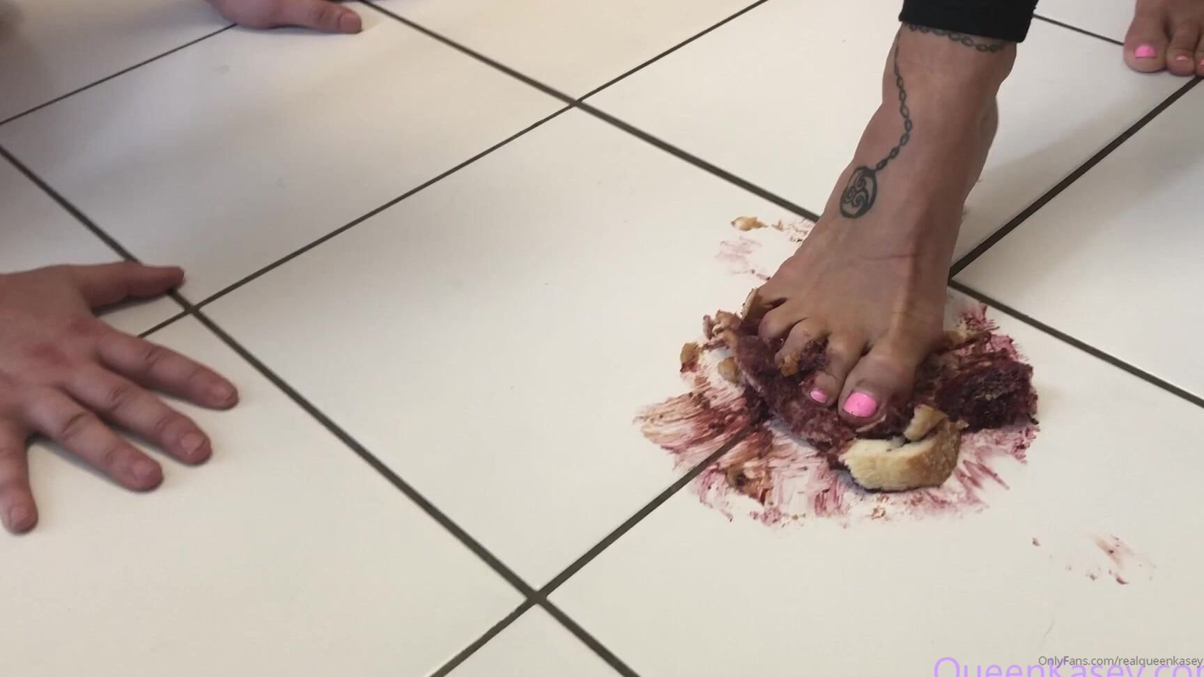 Realqueenkasey Eat From My Feet Slave